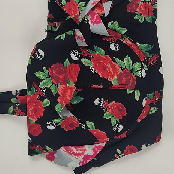 Hot Topic Floral Skull Patterned Ruffle Swim Top - Picture 4 of 10